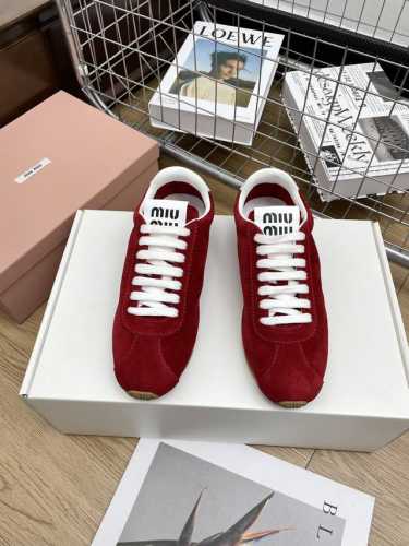 代购级miumiu 缪缪 25Ss早春新款 走秀新款一脚蹬懒人鞋 德训鞋 官方春夏走秀新款，时髦百搭 即可咸又可甜 一点也不磨脚，无论光脚穿还是搭配袜子穿都超级