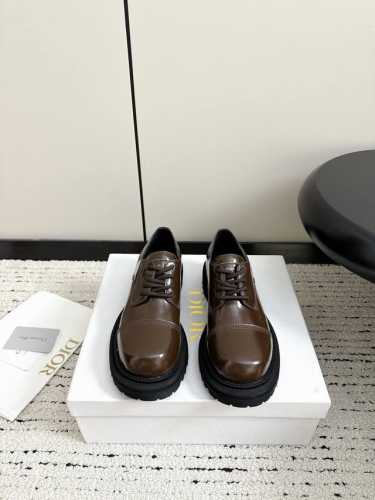 Dior 24Ss 秋冬 新款系带福乐休闲鞋 D家年今的口碑系列之一 看似简的单款式，工艺却复很杂，鞋舌加以带系搭配做点缀，全工手剪裁缝制打造，上脚脚感柔糯柔糯