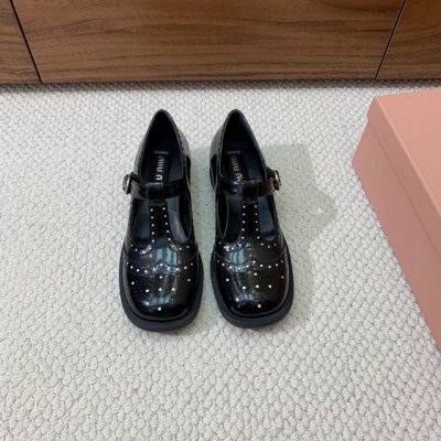 Miumiu*玛丽珍单鞋。各路明星、小红书博主特别钟爱，上脚尤为惊艳到你的一款。 材质：鞋面定制进口开边珠小牛皮，羊皮内里及垫脚。开模原版大底 码数：35-40