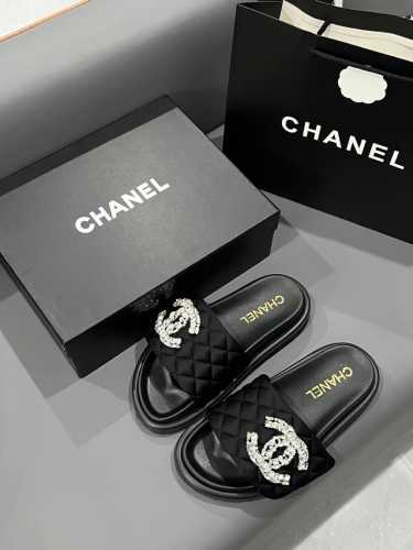 出厂： Chanel的本命年吗这么火的 chanel拖鞋#上街穿的拖鞋 #好穿又好搭 #凉拖香奶奶又一力作#香奈儿魔术贴拖鞋24年最新款菱格大钻扣上脚穿真的舒适