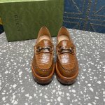 布 皮 Gucci古驰 坡跟水台-专柜同步发售 上脚非常完美！优雅大方！ 鞋面:牛皮 品牌布／鳄鱼纹牛皮 内里:牛皮 垫脚:牛皮 大底:进口意大利 水台高：前3