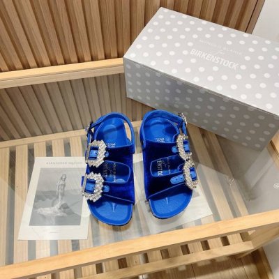 Birkenstock X Manolo Blahnik 联名款，法国巴黎birkenstock 与传奇鞋履设计大师 Manolo Blahnik 推出联名系列
