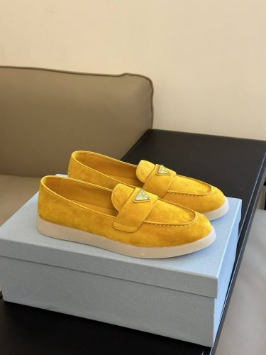 顶级版本 Prada 新晋爆款～Saint-Tropez 系列 跟lp甲板鞋旗鼓相当呀有老钱风韵味，三角标加持，时髦度略胜lp 好看耐看，非常舒服！四季可穿的决