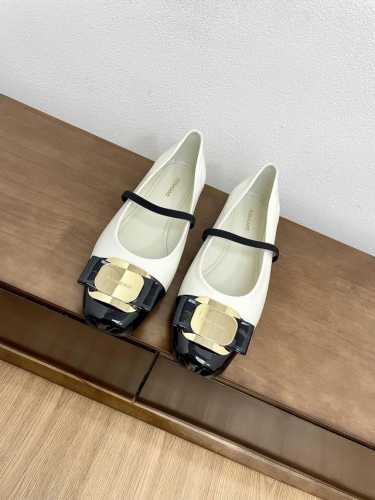 顶级版本代购级ferragamo24春夏芭蕾舞鞋 菲拉格慕vara芭蕾舞，打破了她原有优雅的气质，展现出更多不一样的风格，展现出烂漫又随性的意式风情，脚感轻盈软