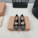 出厂:420《独家顶级版本》 Miumiu缪缪2025Vs春夏最新走秀爆款单鞋系列…… 【烫钻平底单鞋】 miumiu秋冬T台走秀网红同款＂造梦不夜城＂，Miu