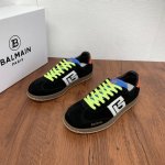 编码： 巴尔曼 Balmain Swan系列德训鞋情侣款 ！ 这款运动鞋采用小牛皮和绒面牛皮革打造，撞色菱形压花绒面牛革鞋舌饰有 PB 标志，侧面对比鲜明的小牛