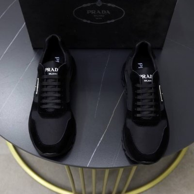 出厂价：品牌：普拉达标准码：38–44 45可订做等级：官网同款材料：原版面料拼接 舒适真皮内里 轻便耐磨大底款式类别：男士时尚休闲鞋靴 跑步 运动鞋 尊贵奢侈