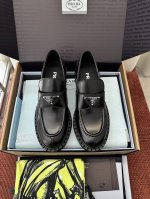 代购级版本470 *超火 经典三角徽标乐福鞋｜原版购入代购级别 -开边珠 材质与工艺： 原版牛皮革 原版牛皮内里 鞋头盖配间面线卷边 涂珐琅金属三角形徽标 锯齿
