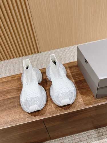 钻面 # 巴黎世家 最新爆款3Xl Sneaker情侣运动老爹鞋系列 Sneaker 整体鞋型汲取了track和runner两款鞋型的创作思路 相当于把 Tra