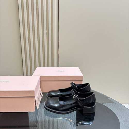 Miu Miu24早秋新品复古 玛丽珍鞋 满满复古风 复古又有一丝丝帅气 很有格调～ 可盐可甜 搭配袜子百褶裙 甜妹标配！ 面料采用进口小牛皮 内里垫脚均为混种