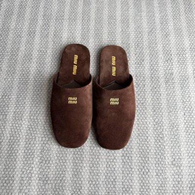 正确版来了 Miu Mi* * 24早春 走秀真皮拖鞋 各路博主着用全新一季做旧系列上脚尤为惊艳到你的一款闭眼入都是不会后悔 搭配还是可咸可甜 Zp开发鞋型、订