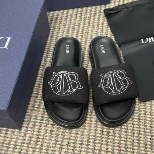 Size:男款39-44 38 45订做不退不换 Dior Aqua这款是迪奥二零二四秋季男装系列新品，优雅的设计彰显休闲风范。全新设计，鞋面采用蓝色绗缝效果牛
