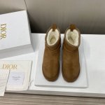 出厂价 最火迪奥雪地靴 这款 Dior Granville 及踝靴巧妙融合 Dior Chez Moi 系列元素。采用蓝色 Oblique 印花天鹅绒制作，饰以