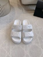 出厂价350 Prad*新款魔术贴厚底凉拖鞋 经典Logo装饰尽显精致 厚底设计拉长腿部线条 脚感超级柔软舒适 鞋面小羊皮 内里垫脚羊皮 原版开模大底 底厚6C