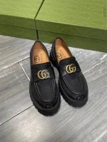 Gucci 最新最火爆的双G扣英伦学院风复古厚底乐福鞋各地专柜纷纷卖断货的一款 最近厚底单鞋都很火爆 就是因为好显瘦 搭配G家标志性的铜制扣 后跟部分3D电脑刺