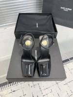SaintLaurentYsl鱼嘴坡跟凉鞋！性感绝美收藏级别、精致的弧度，将女士脚踝处修饰更加纤细！满满高级感！穿上就是成熟御姐风，绝美！鞋面：牛漆皮、真丝内里
