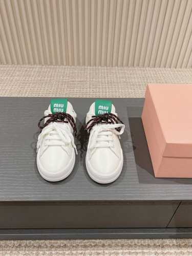单鞋 ，半拖 Miu Miu 2024秋冬新款的休闲运动小白鞋和半拖，真的美炸啦！全新鞋带，清新甜美_ 运动小白鞋，简约而不简单。经典的白色，超级百搭，无论是搭