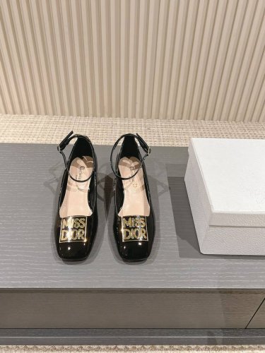 出厂： Dior 迪奥 秋冬最新时装秀高定系列 Miss Dior 粗跟方头玛丽珍芭蕾舞女鞋 Cd字母logo五金珐琅方扣低跟一圈带中古女单鞋 原版开发顶级高端