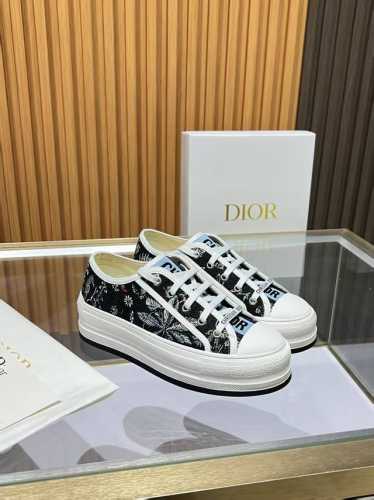 Dior迪奥2025Walk'n系列 金色刺绣厚底帆布鞋 休闲运动鞋原版购入开发 做货 这款 Walk'n'Dior 厚底运动鞋是一款时尚单品，提升该系列的格调