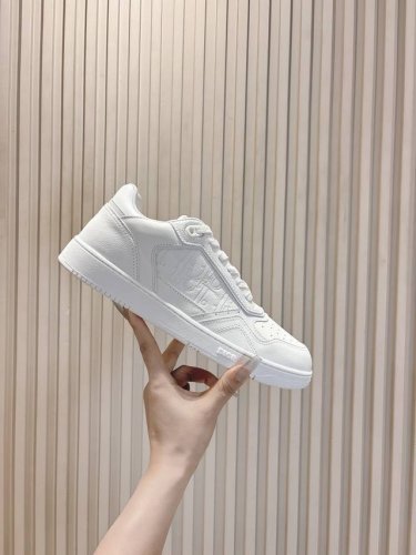 Dior迪奥b27情侣款运动系列 现在市面炒得最火的一款休闲鞋：低帮款，高帮款，情侣款 Aj款没买到的宝宝们可以疯抢这双，因为这两双整体设计都有点相似 M多网红