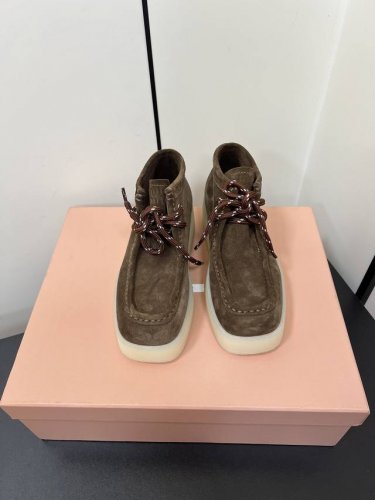 Miumiu新款系带厚底鞋 一秒入秋冬 增高的同时鞋底又不重 强烈推荐上脚 Logo点缀增加细节感 上脚真的巨好看 鞋面牛反绒 内里垫脚牛皮 原版开模大底 尺码