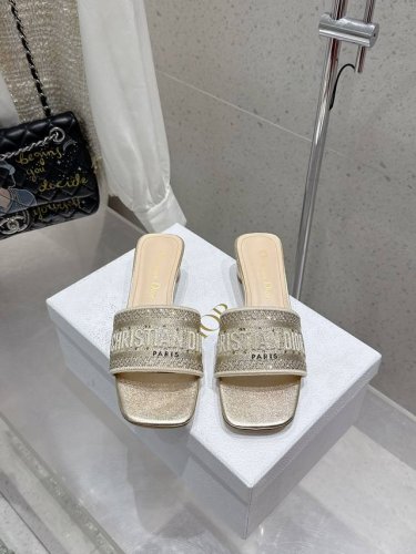 顶级版本 刺绣款 平底 中跟 水钻款 平底 中跟 Dior 2025专柜新出 迪奥刺绣字母拖鞋鞋面饰以 Miss Dior Graffiti 图案标志刺绣Mis