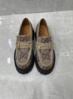 Gucci 最新最火爆的马衔扣英伦学院风复古厚底乐福鞋各地专柜纷纷卖断货的一款 最近厚底单鞋都很火爆 就是因为好显瘦 搭配G家标志性的铜制扣 后跟部分3D电脑刺