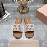 出厂310早春新款Miumiu麻布字母Logo平底一字拖鞋 妥妥的度假风来袭 Zp开发 原版拆卸 对版缪缪字母 Miu真的太少女啦！ 夏天怎么能少得了一双百搭又