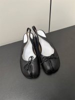 p350Maisonmargiela｜Mm6马吉拉复古蝴蝶结分趾中跟后空凉鞋 刻着“时髦”两字的猪蹄分趾鞋 这次在原来的基础上又做了升级 分趾开衩位置真的是考究