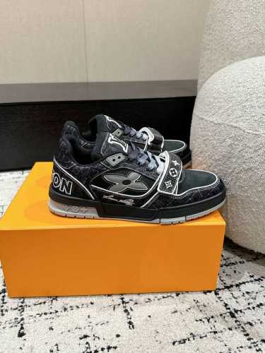 顶级版本 情侣款LV 路易威登L家 Trainer 24 新款 魔术贴 休闲 运动鞋 滑板鞋 LV Trainer 运动鞋的灵感源自复古篮球鞋，代表 Virgi