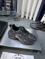 商品商标: Prada 普拉达 正码码数: 38-44 商品材料: P家新款厚底运动鞋，银漆工艺多种材料拼接鞋面，搭配柔软透气网布内里 原版防滑耐磨橡胶轻便大底