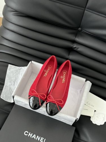 新版面 Chanel 新色芭蕾舞鞋 原版1:1复刻 经典中的经典 无论搭配裤装还是裙装都是完美 小圆头的设计很好的修饰脚型 ，小仙女们必备！ 跟高：2.5Cm