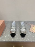 Miu Miu 缪缪 25Ss春夏 粗跟 玛丽珍 单鞋 上脚果然更惊艳~ 个性设计非常百搭，而且高度也太适合我了，穿着不累脚 绝对入手不亏的一双！ 面料：原版进