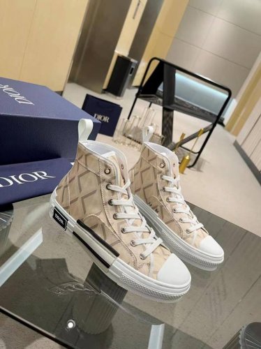 Dior专柜包装 Dior 迪奥 春夏新款 专柜原版购入拆解1:1制作，Dior字母、胶片、系带休闲鞋材料面料： 意大利帆布、磨砂片 内里、垫脚：原版一体气垫垫