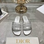 出厂330Dior 迪奥 25Ss春夏新款珍珠 D-Lane 平底圆头 露趾拖鞋 凉鞋春季季成衣系列的新款单品，来自 Iviera 限定系列，兼具高订风格和休闲