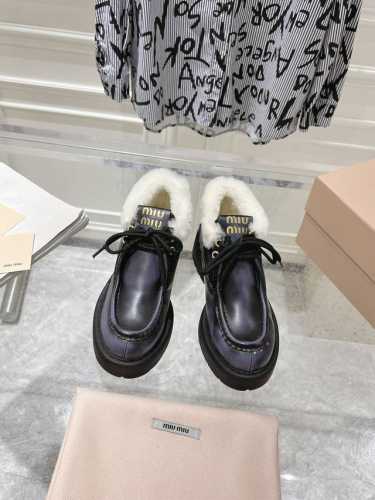顶级版miumiu*缪缪厚底 秋冬新款复古圆头绑带羊毛里短靴 怎么穿都好看今夏时髦精最爱 看起来不怎么舒服 上脚超级舒服 超级重工 每一双都是独一无二不对寸的擦