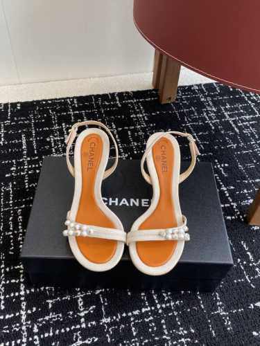代购级 Chanel 小香 25Ss 春夏新品度假 小猫跟 珍珠拖鞋 凉鞋 小香的一款全新设计 鞋面透明材质搭配双C 简约百搭上脚超级美的 怎么看都超美 鞋面：