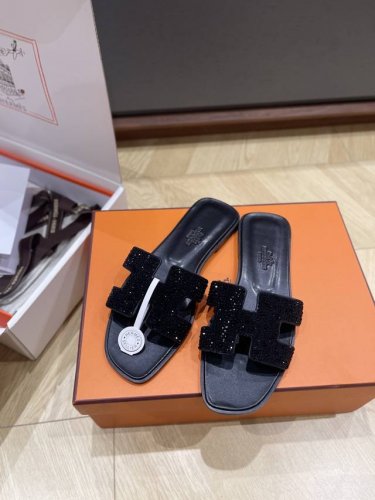 顶级品质P430 hermes Ss25 New Arrival～ 爱玛仕春夏新配色｜经典Oran拖鞋 h家的配色好丰富呀！每年都会更新～ 基础色和今年爆款新配
