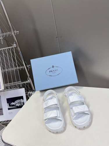 Prada普拉达春夏最新款魔术贴凉鞋 脚感超级好 材质与工艺： 鞋面：进口意大利牛皮 内里：原版混种羊内里 原版开模大底 Size：35-40