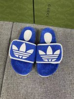 adidas x Gucci联名系列女士GG防水台拖鞋作为adidas x Gucci系列之一，这款防水台拖鞋饰有Trefoil皮革贴饰。adidas和Gucc
