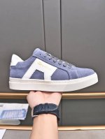 Santoni 圣东尼 意大利男士手工小牛皮休闲鞋出货！这个意大利纯手工鞋履品牌的每一双鞋设计简洁经典，上脚非常舒适百搭！ 用“新贵”来形容意大利鞋履品牌san