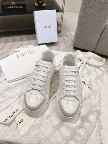 一眼就爱上的“厚底”小白鞋D家 2024春夏季新款这款Dior Star运动鞋延续经久不衰的轮廓，采用白色牛皮革精心制作，所以上脚会特别的舒服哦鞋面星星装饰，提