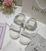 出厂价 黑色羊皮 DiorAct 凉拖款式时尚。搭配贴合脚型的内底，采用格外轻盈、舒适的皮革制作。鞋面饰带采用魔术贴开合，饰以金色饰面金属“DIOR”标志。可搭