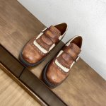 代购级版本miu X Churchs 联名 最终版雕花复古乐福鞋楦型调试n次，鞋头立体饱满圆润，楦身线条流畅，脚感完美！ 出货慢，主要因为皮料定制，皮革厂商调整