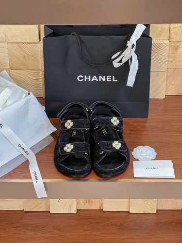 真皮大底高版本，颜色超全，且持续同步专柜增加中！ 皮面 布面 Chane※ 香家经典魔术贴凉鞋沙滩鞋 炸街款今年必须入手的小香凉鞋 小红书一大帮潮人秀，着实火出