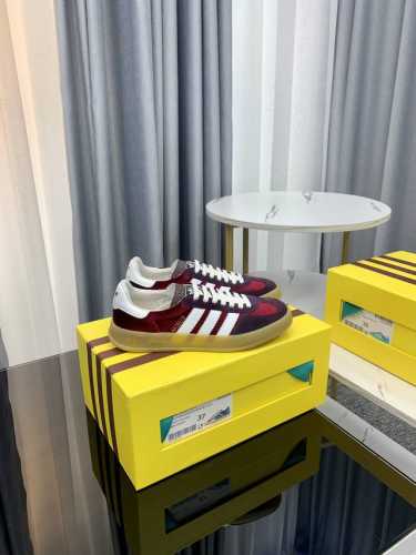 冲量价: 男+10顶级版本 全新升级对版 Adidas X Gucci联名款运动鞋 情侣款休闲板鞋 爆款 融汇两个品牌丰富且历史悠久的典藏元素，联名系列在三根线