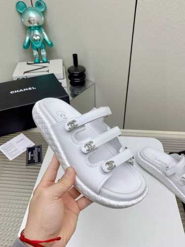 Chanel香奈儿小香魔术贴沙滩拖鞋 25Ss 春夏新款;专柜最新款，上脚依然让我心甘情愿剁手入，四季搭配都无敌了，，超级推荐 鞋面：进口混种羊皮 内里：羊皮