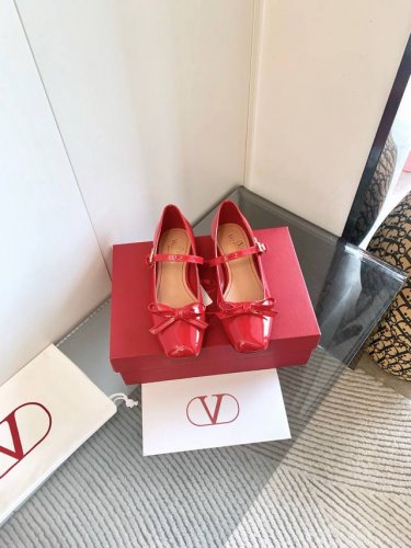 代购版 Valentino华伦天奴2025Ss新款 Vt蝴蝶结玛丽珍单鞋 蝴蝶结元素甜美又减龄 让人眼前一亮简直就是甜美酷酷的完美适配 可盐可甜，漆皮 垫脚羊皮