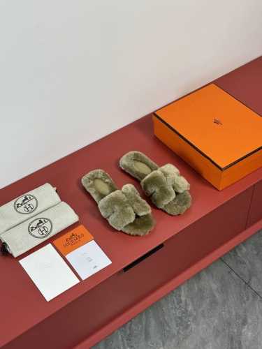 出厂价： 品牌：Hermes 编号：H8018- 颜色：10个色 码数:35一42 鞋面材质：进口羊羔毛 大底材质：全透染真皮大底 毛细致到根根分明，所有颜色均