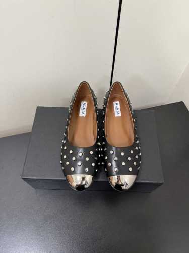 Alaia｜阿莱亚25Ss早春新品 铆钉金属头平底单鞋 这一季的鞋履全新视觉体验 俏皮铁头搭配铆钉 显得酷酷的 真是绝美 鞋柜必备的时尚单品。 面料采用进口小牛